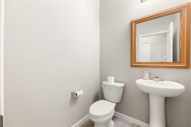 bathroom featuring toilet and sink