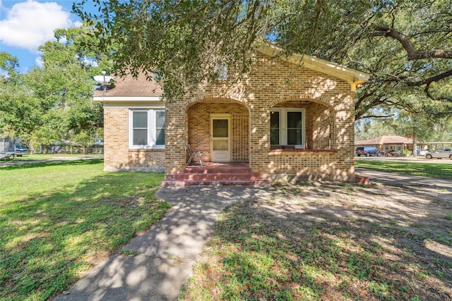 view of front of property featuring a front lawn