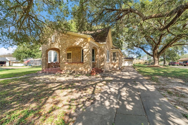 view of front of property featuring covered porch and a front lawn