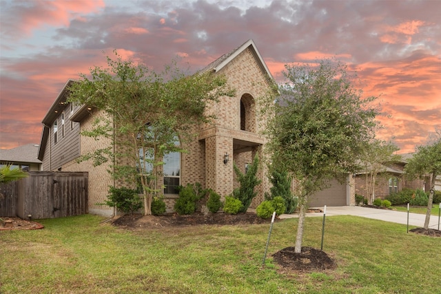 view of front of home featuring a lawn