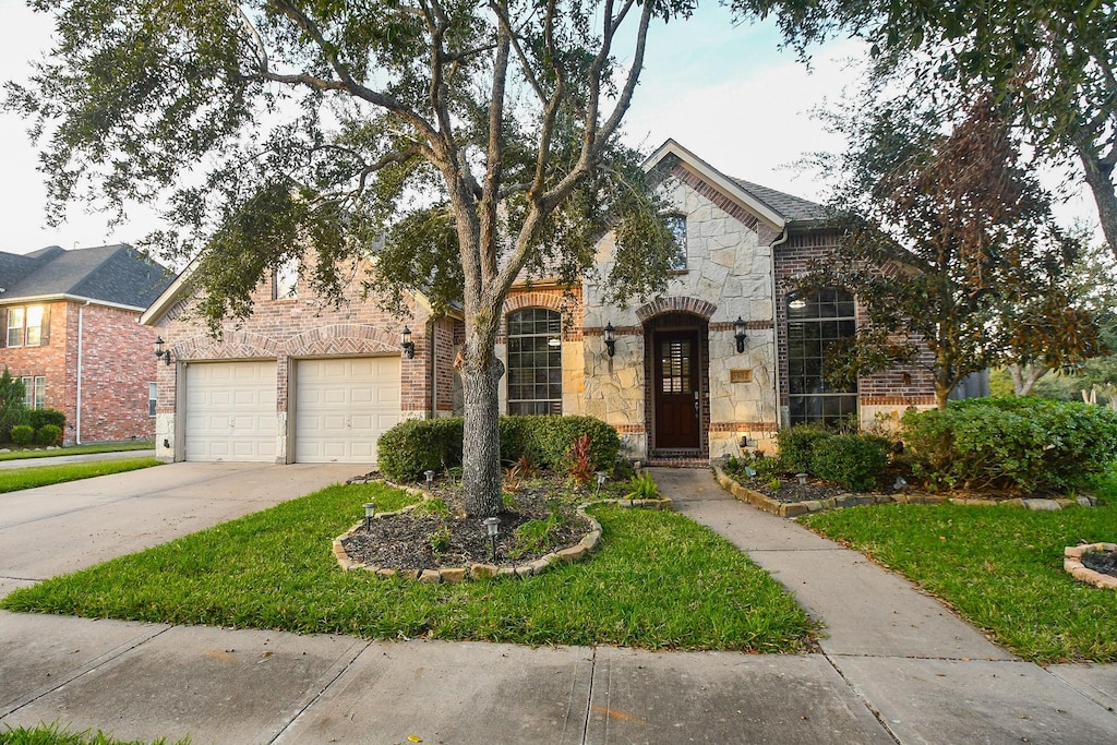 view of front facade featuring a front yard and a garage