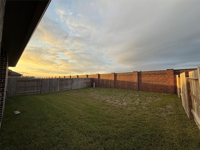 view of yard at dusk