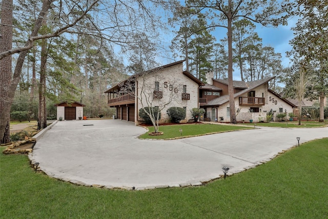 view of front facade with a shed and a front lawn