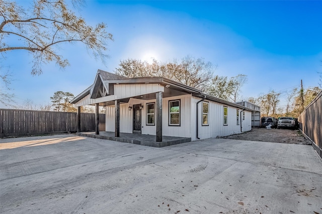 view of front of property featuring covered porch