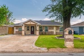 view of front of home featuring a front lawn