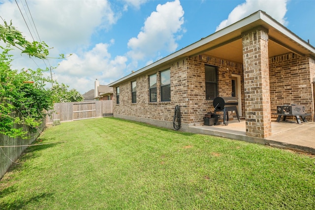 view of yard featuring a patio area