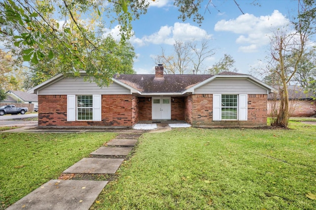 ranch-style home featuring a front lawn