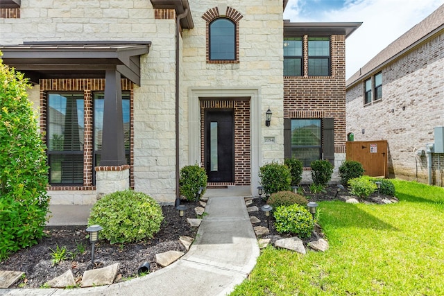 property entrance featuring a yard