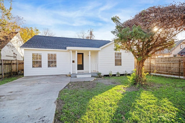 single story home featuring a front yard