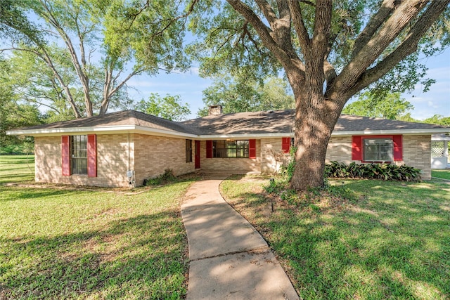 single story home featuring a front lawn