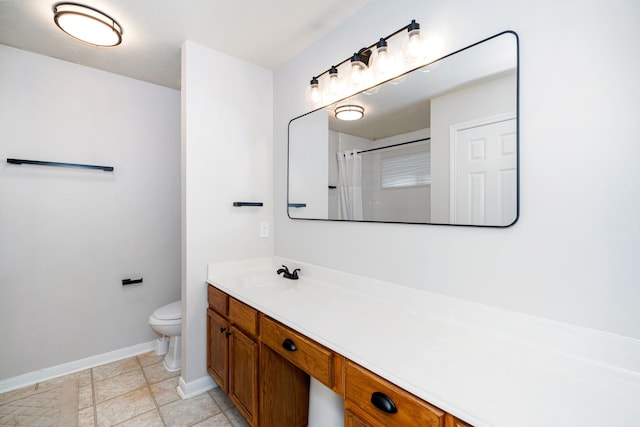 full bath with toilet, baseboards, a shower with shower curtain, and vanity