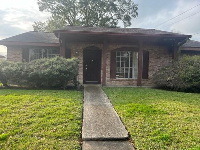 view of front of property featuring a front lawn