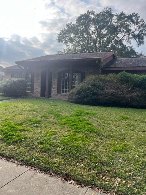 view of front of property with a front lawn