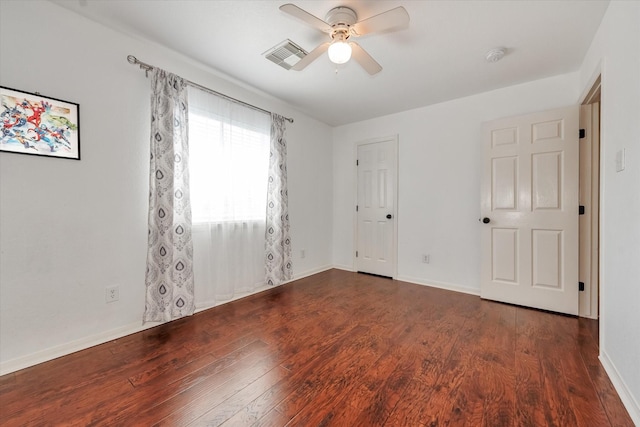 unfurnished room with dark wood-type flooring and ceiling fan