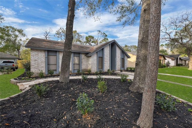 view of front of property featuring a front lawn