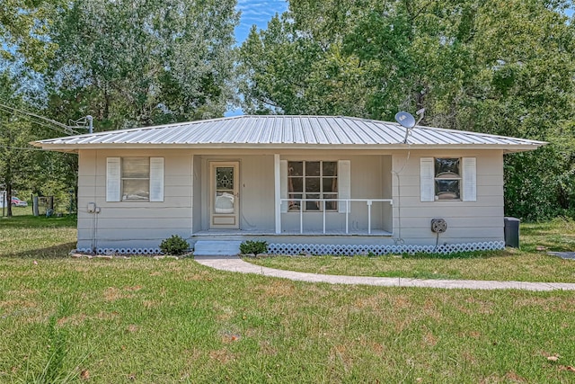 view of front of property featuring a front lawn and a porch