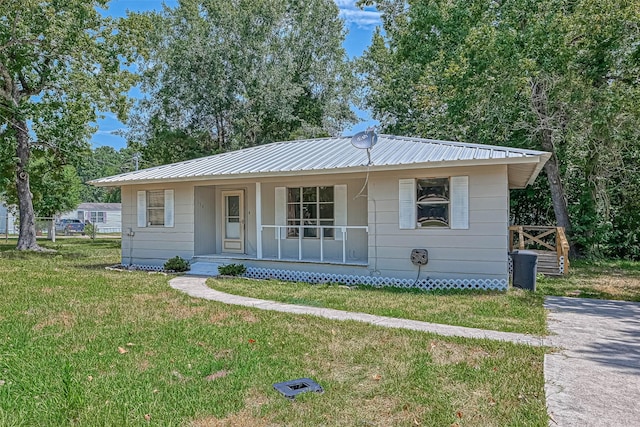 view of front of home featuring a front lawn and covered porch