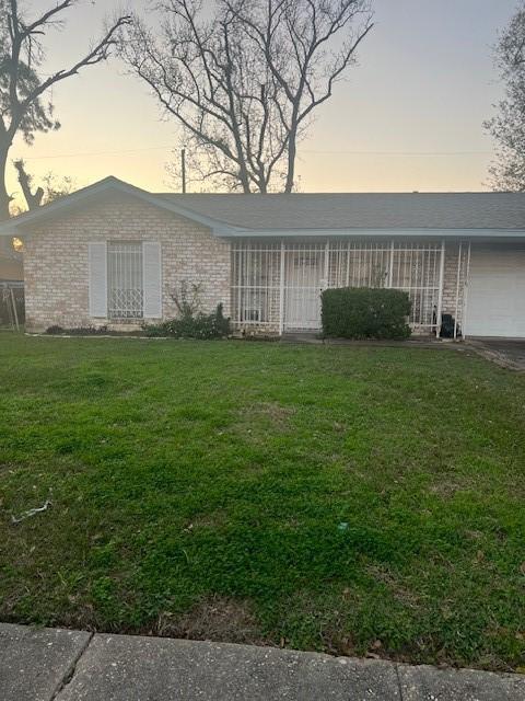 view of front of property featuring a yard and a garage