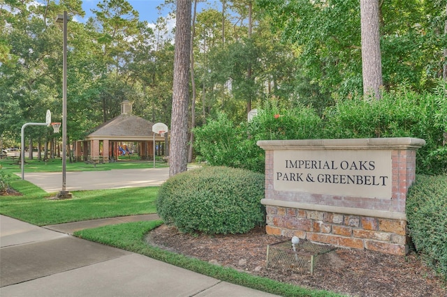 community sign featuring a yard