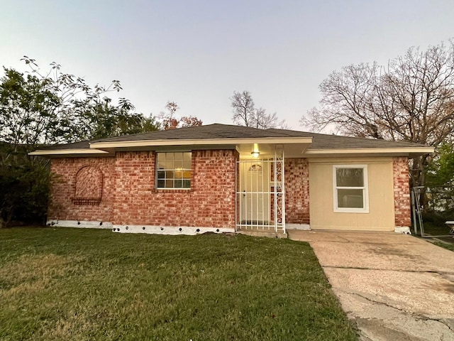 ranch-style home featuring a front yard