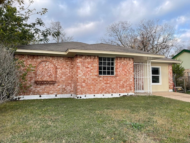 view of front of property featuring a front yard