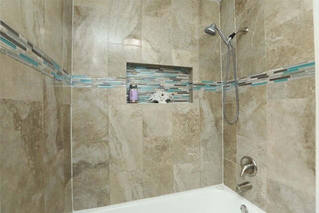 bathroom with tiled shower / bath