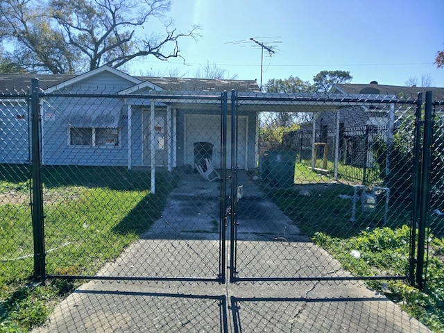 view of front of house with a carport and a front yard