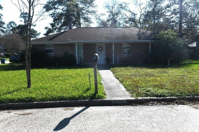 single story home featuring a front lawn