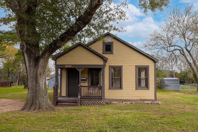 bungalow-style home featuring a front lawn and a porch