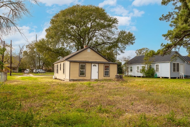 view of front of property featuring a front lawn