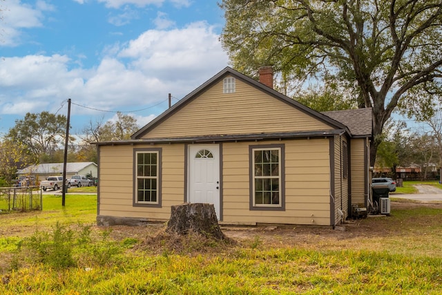 view of front facade featuring a front yard