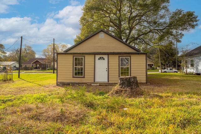 view of front of home featuring a front yard