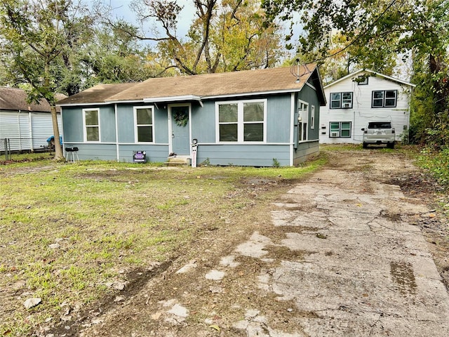 view of front of home featuring a front yard