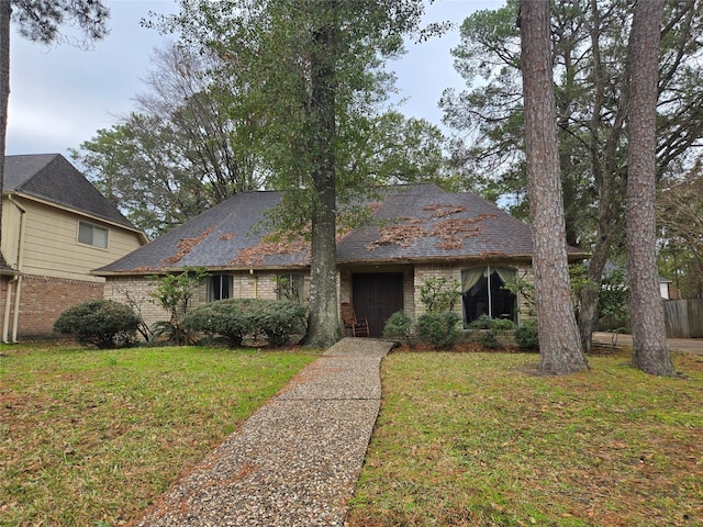 view of front of home featuring a front lawn and a garage