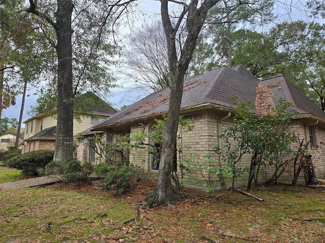 view of side of property featuring a lawn