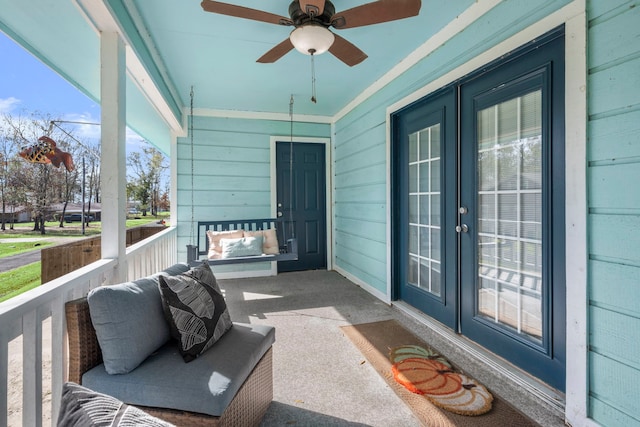 sunroom with ceiling fan