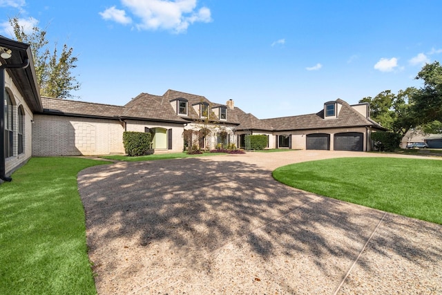 view of front facade featuring a front yard and a garage