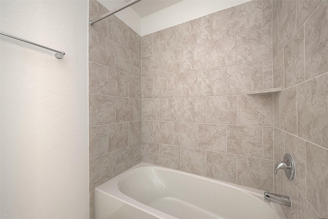 bathroom with tiled shower / bath combo