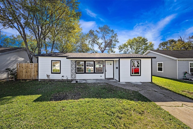 single story home with a front yard