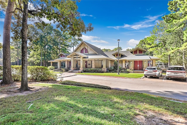 view of front facade featuring a front lawn