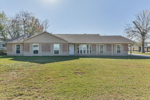 single story home featuring a front lawn