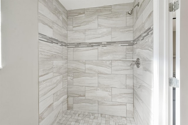 bathroom featuring tiled shower