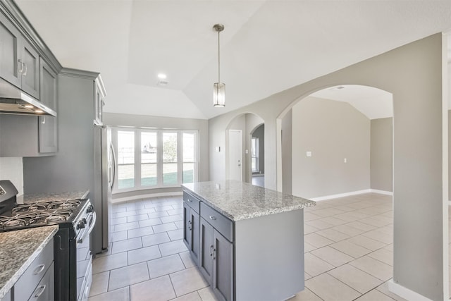 kitchen featuring vaulted ceiling, stainless steel appliances, a kitchen island, and gray cabinetry