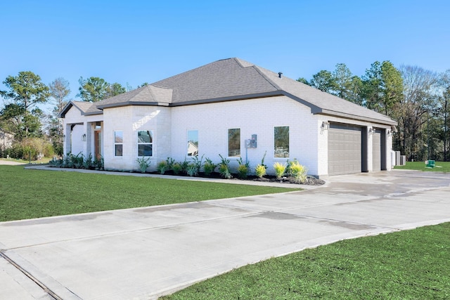 view of front facade featuring a front yard and a garage