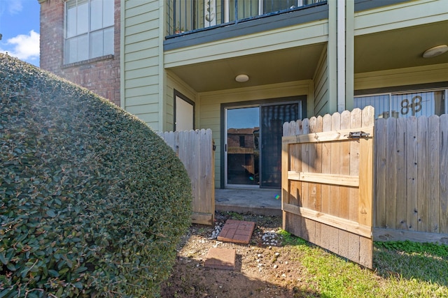 property entrance featuring a balcony