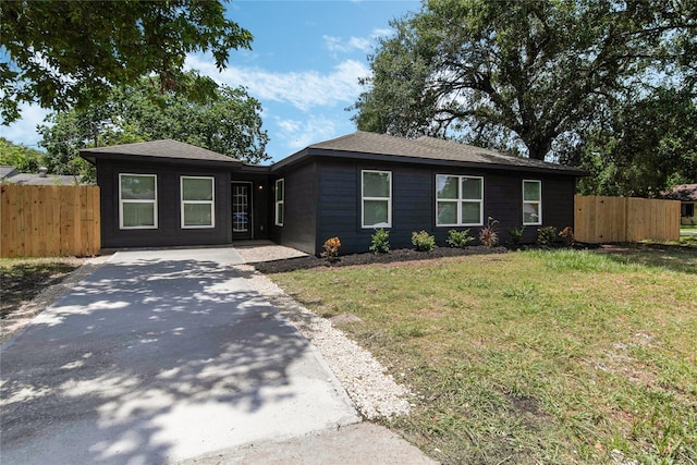 ranch-style house featuring a front yard