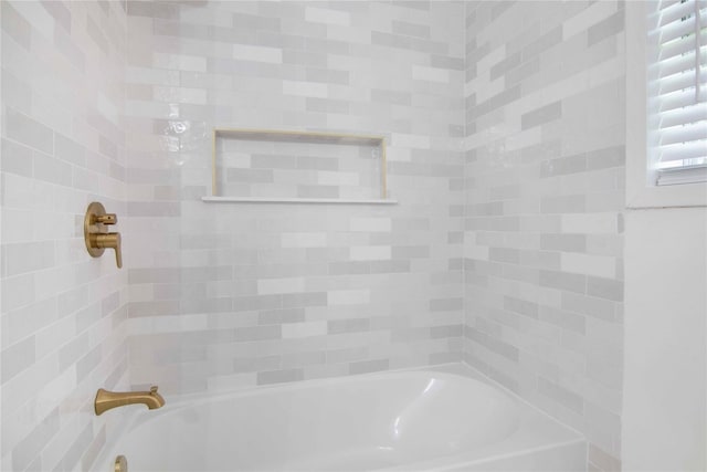 bathroom with tiled shower / bath