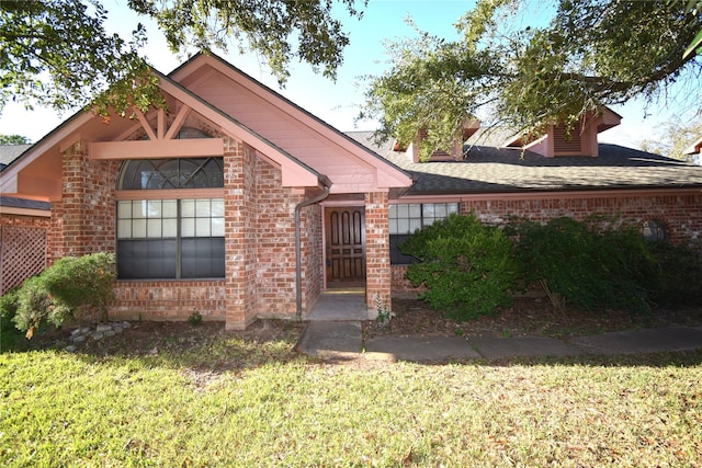 view of front facade with a front lawn