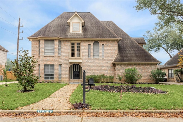 view of front of property with a front yard