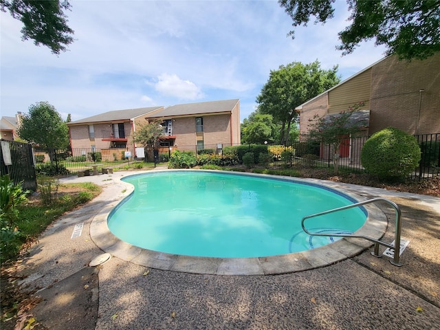 view of swimming pool